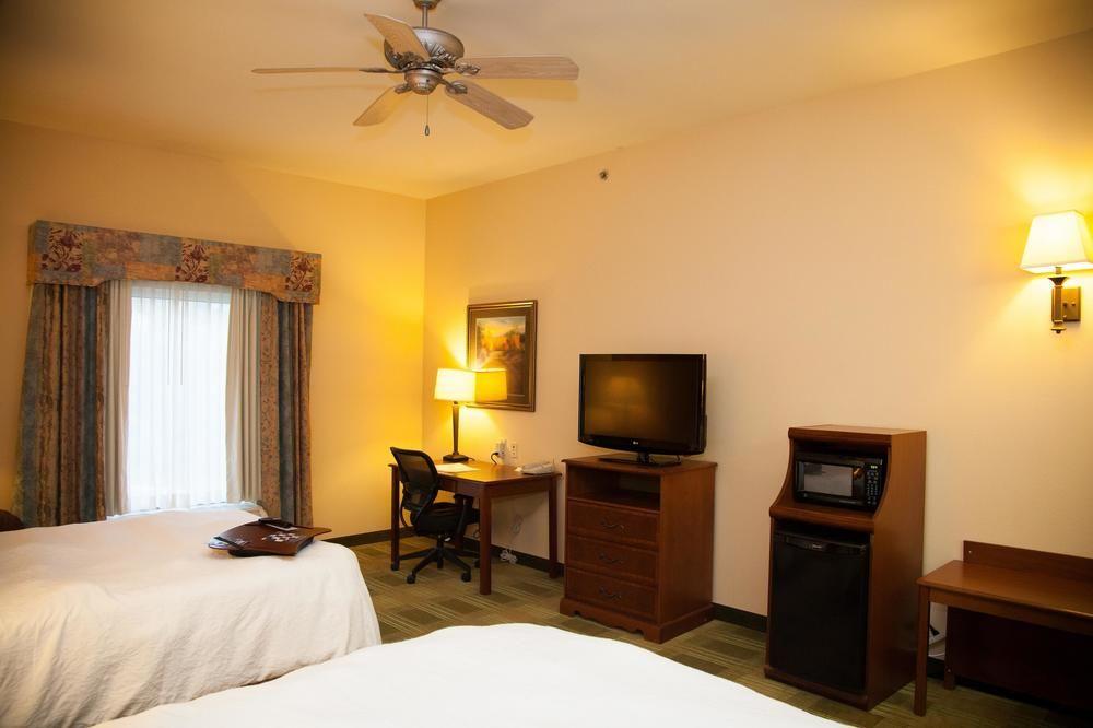 Hampton Inn Браунвуд Экстерьер фото