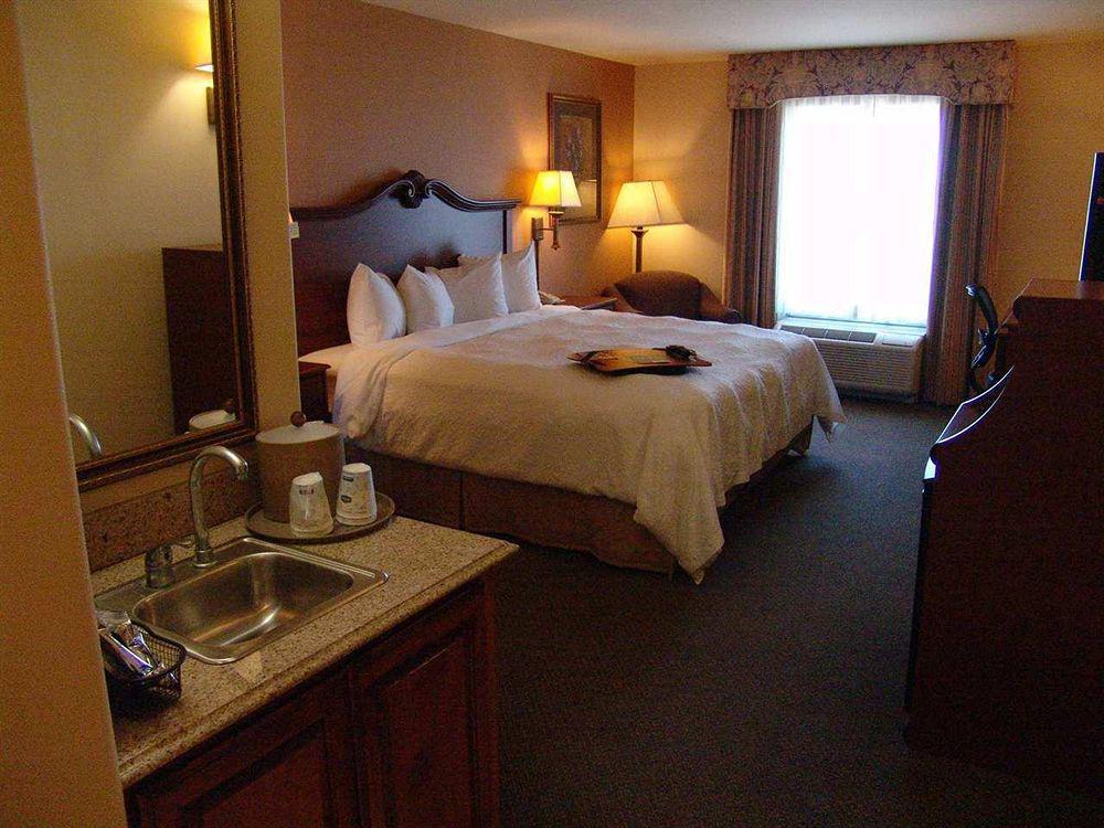 Hampton Inn Браунвуд Экстерьер фото