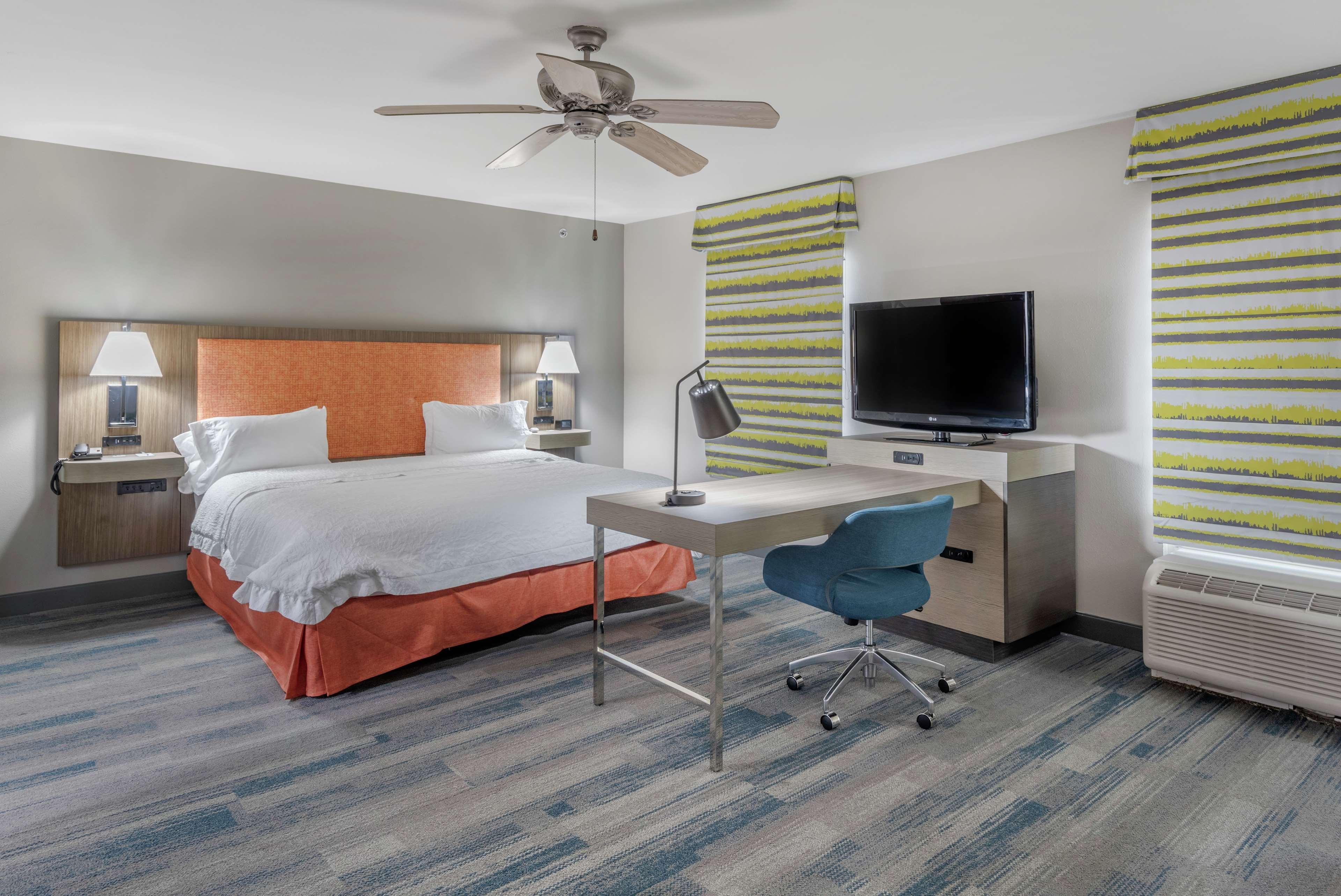 Hampton Inn Браунвуд Экстерьер фото