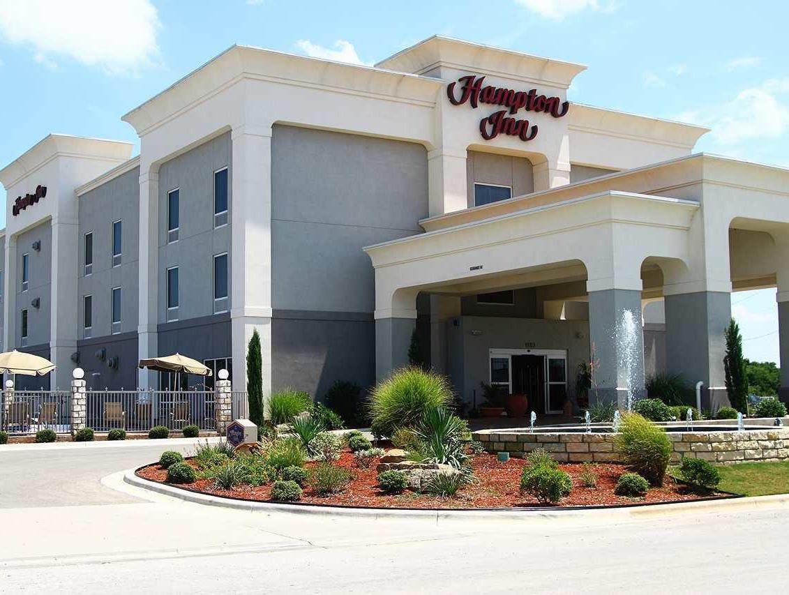 Hampton Inn Браунвуд Экстерьер фото
