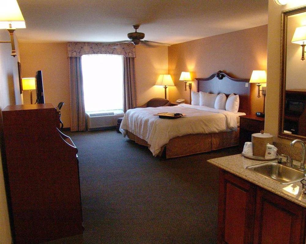 Hampton Inn Браунвуд Экстерьер фото