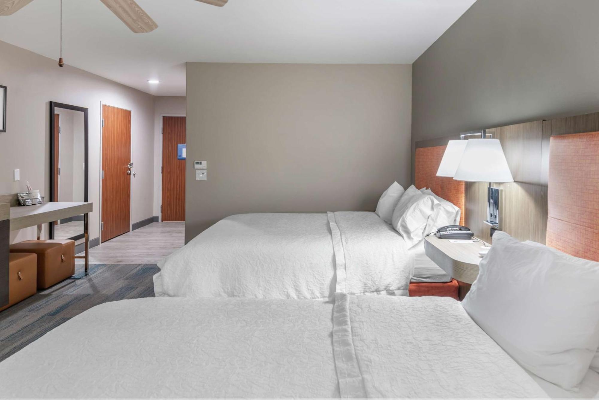 Hampton Inn Браунвуд Экстерьер фото