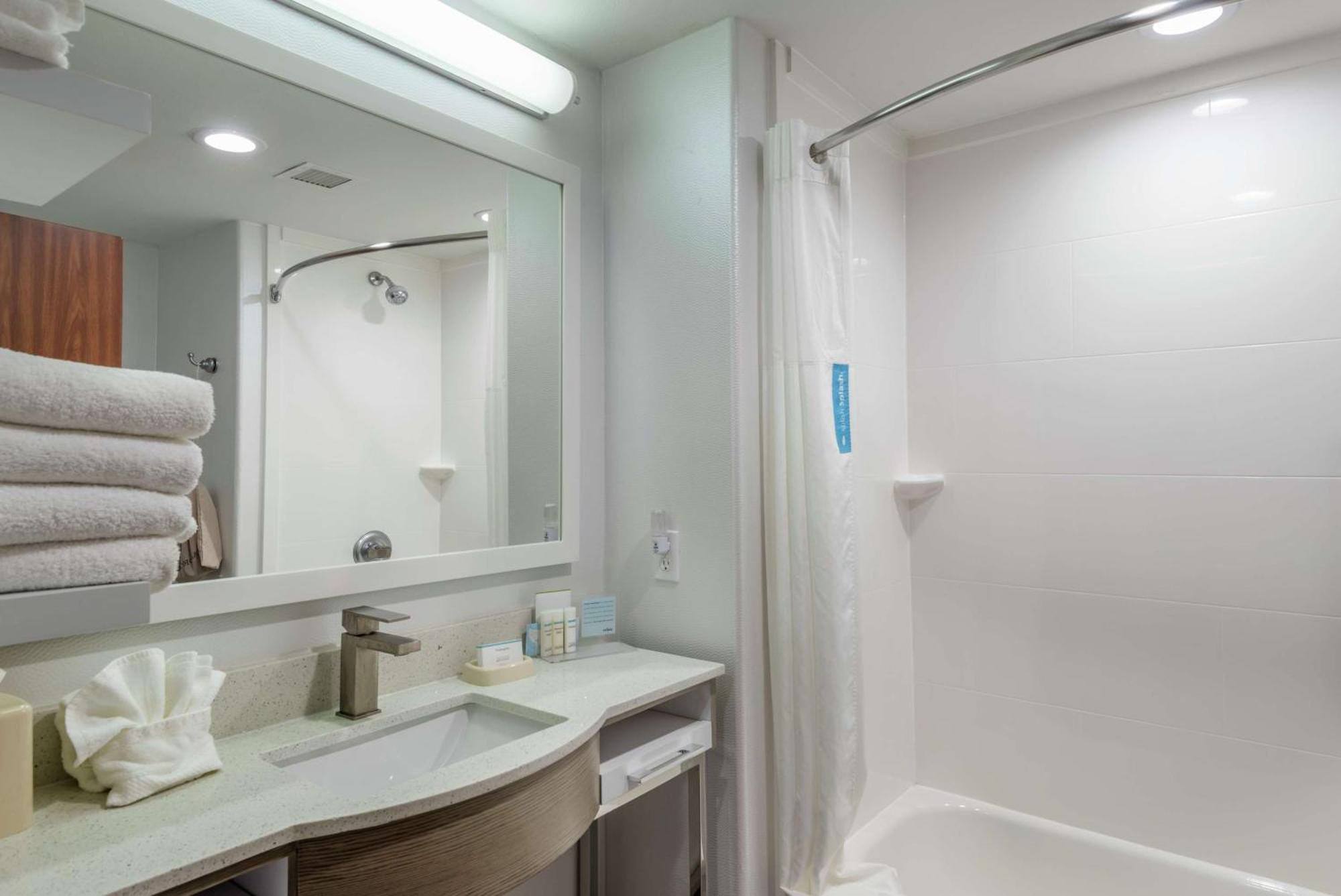 Hampton Inn Браунвуд Экстерьер фото