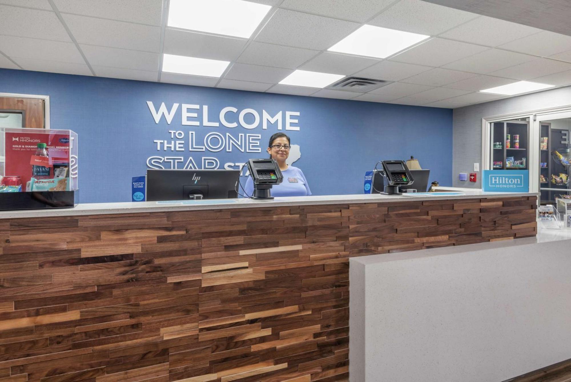 Hampton Inn Браунвуд Экстерьер фото