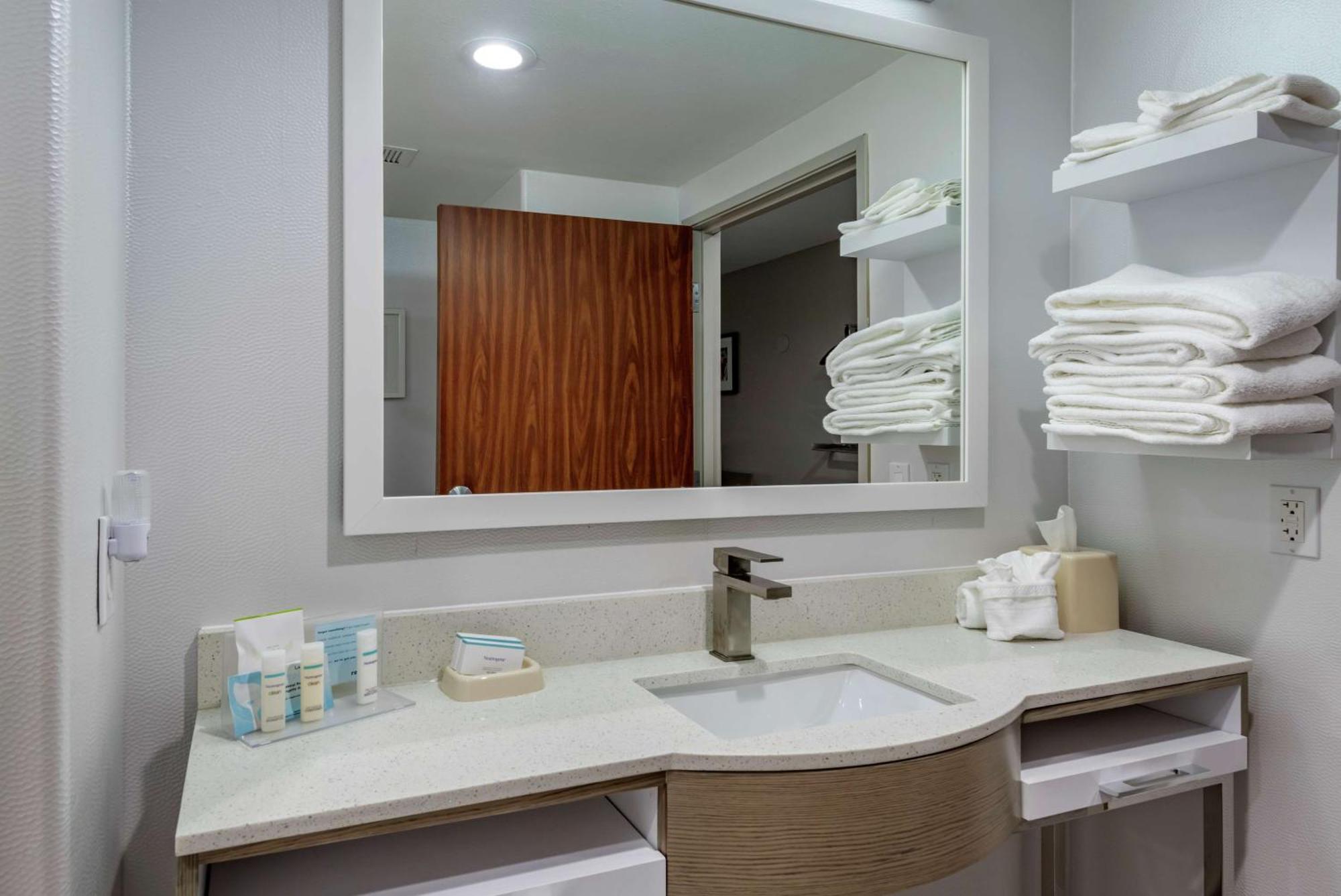 Hampton Inn Браунвуд Экстерьер фото