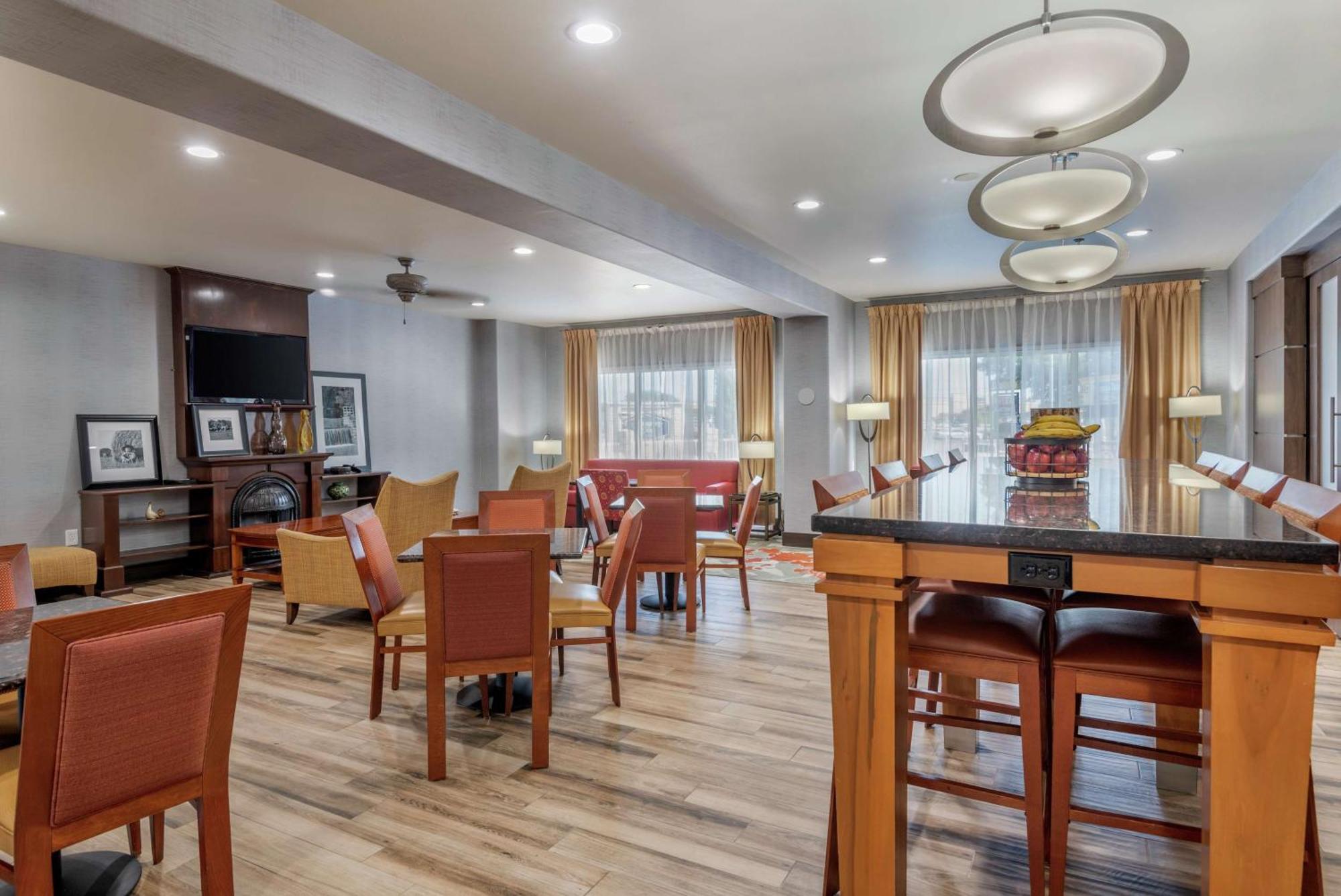 Hampton Inn Браунвуд Экстерьер фото