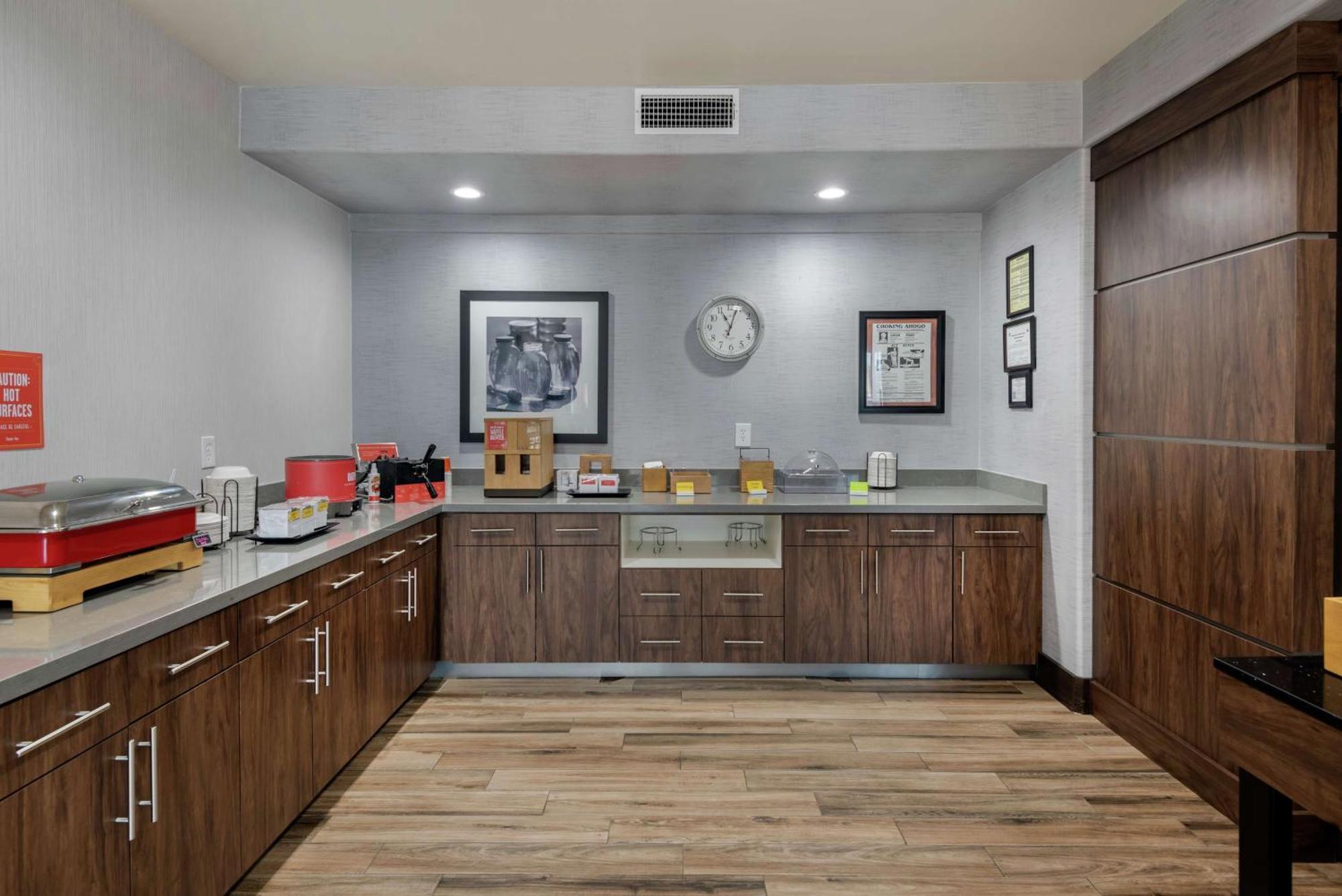 Hampton Inn Браунвуд Экстерьер фото