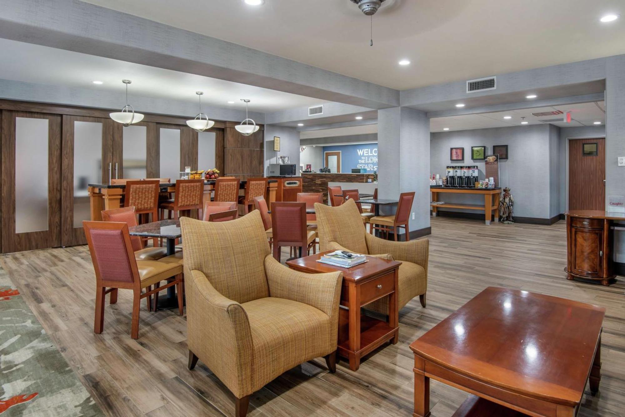 Hampton Inn Браунвуд Экстерьер фото