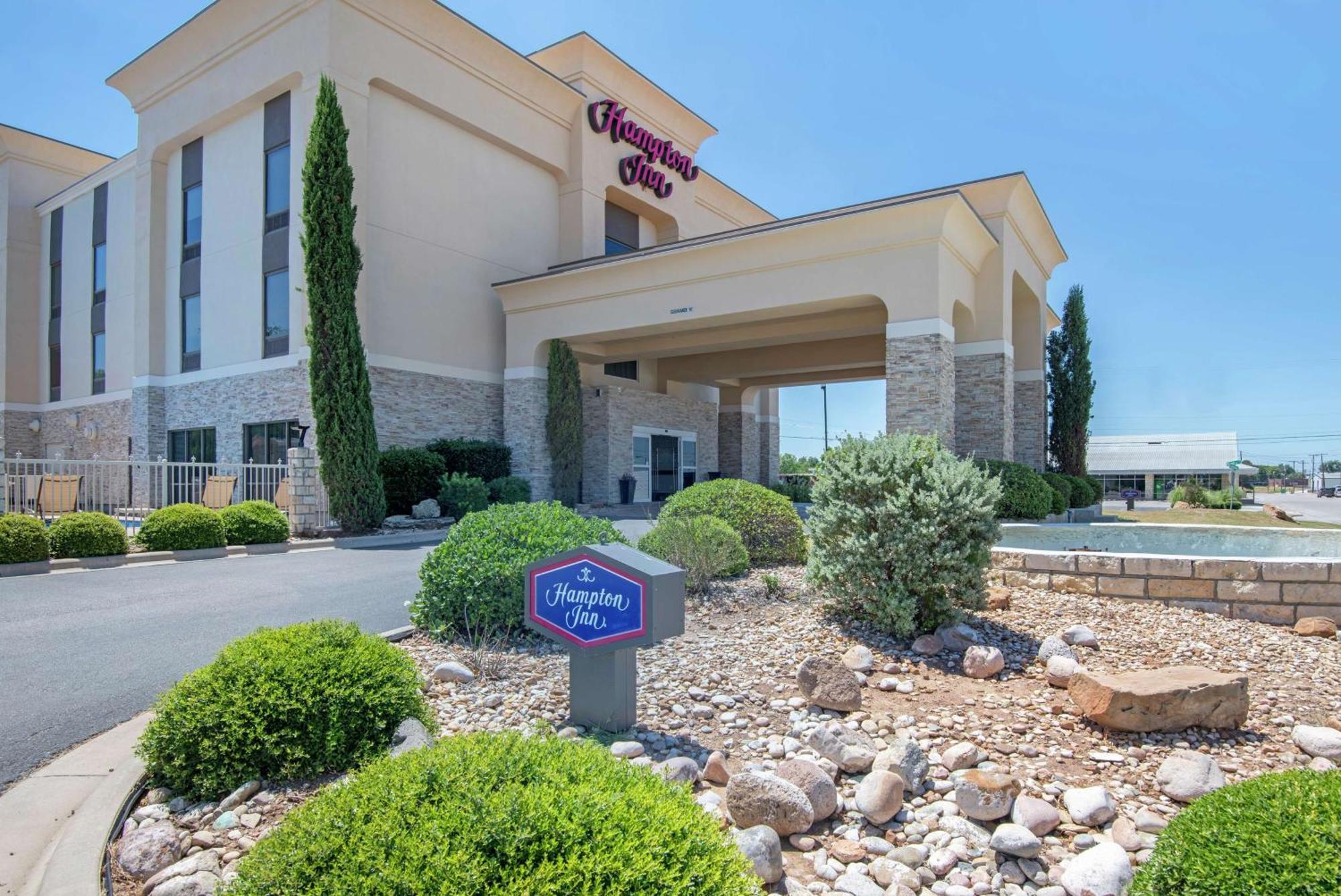 Hampton Inn Браунвуд Экстерьер фото