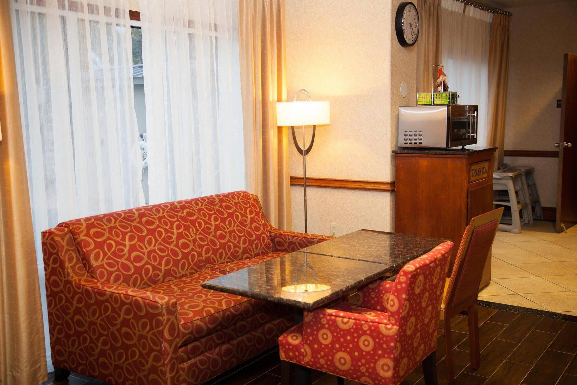 Hampton Inn Браунвуд Экстерьер фото