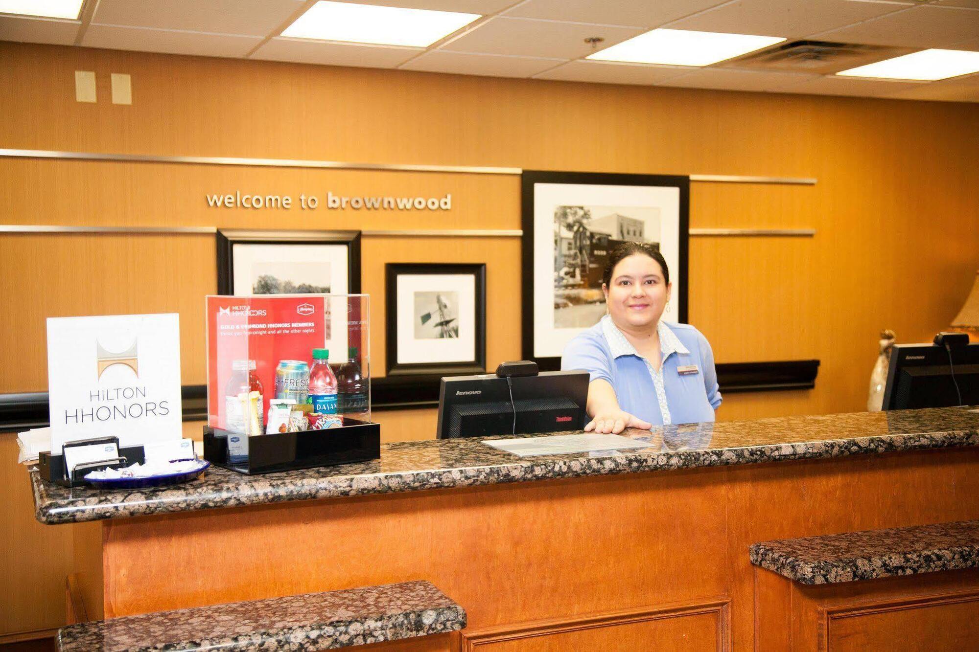 Hampton Inn Браунвуд Экстерьер фото